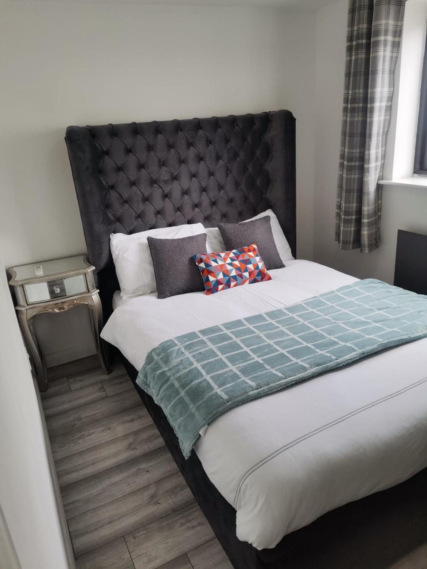 Newly Renovated Cosy 1 bed flat, 4 minutes walk to Town Centre, 3 minutes walk to the train station, Free parking, Modern, fresh and spacious living room, Netflix ready smart TV, Wifi