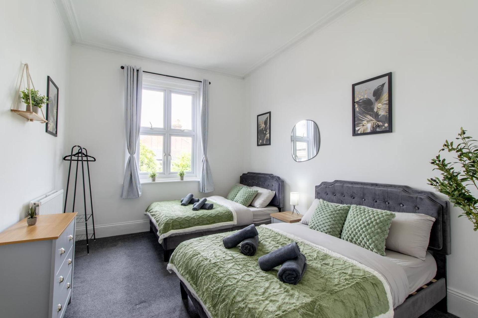 Open Mind Property - HotTub, 8 Beds & 2 Car Spaces