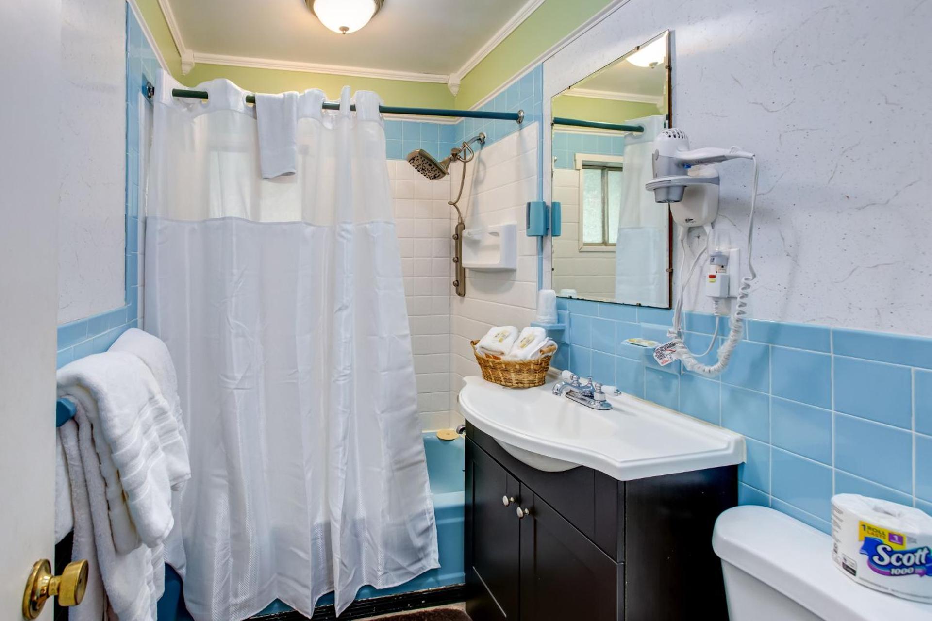 Starlite Motel & Suites