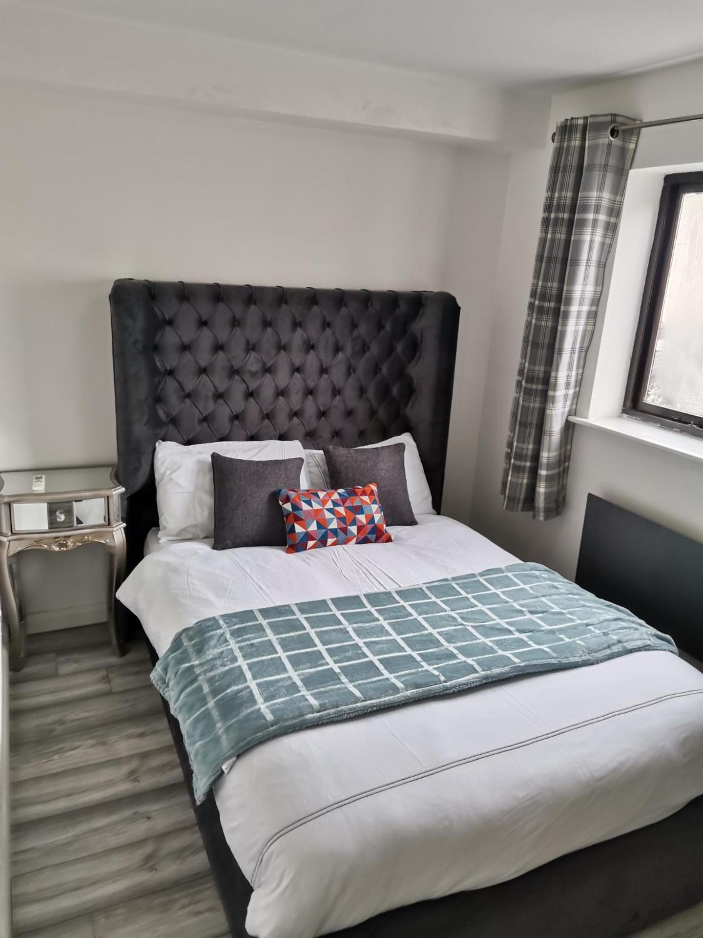 Newly Renovated Cosy 1 bed flat, 4 minutes walk to Town Centre, 3 minutes walk to the train station, Free parking, Modern, fresh and spacious living room, Netflix ready smart TV, Wifi