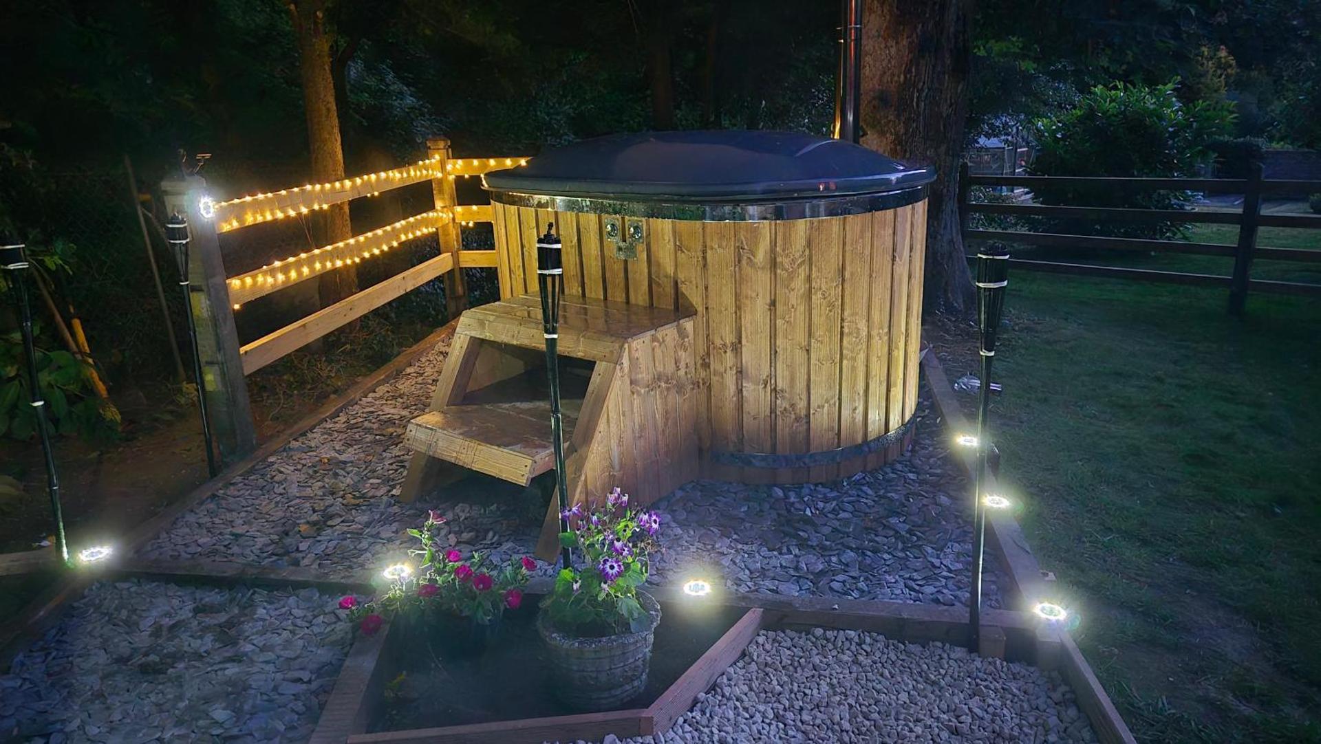 Brewers Bolt Cozy Unique Shepherds Hut - Hot Tub!