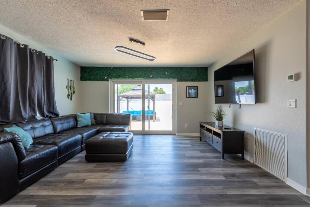 Cruise-Ready Oasis 15min to Beach & Port Canav & Huge Pool