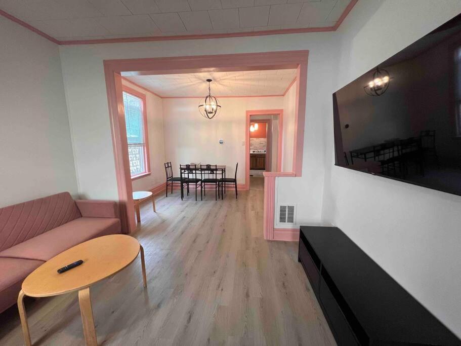 The Pink house walking distance to the Falls