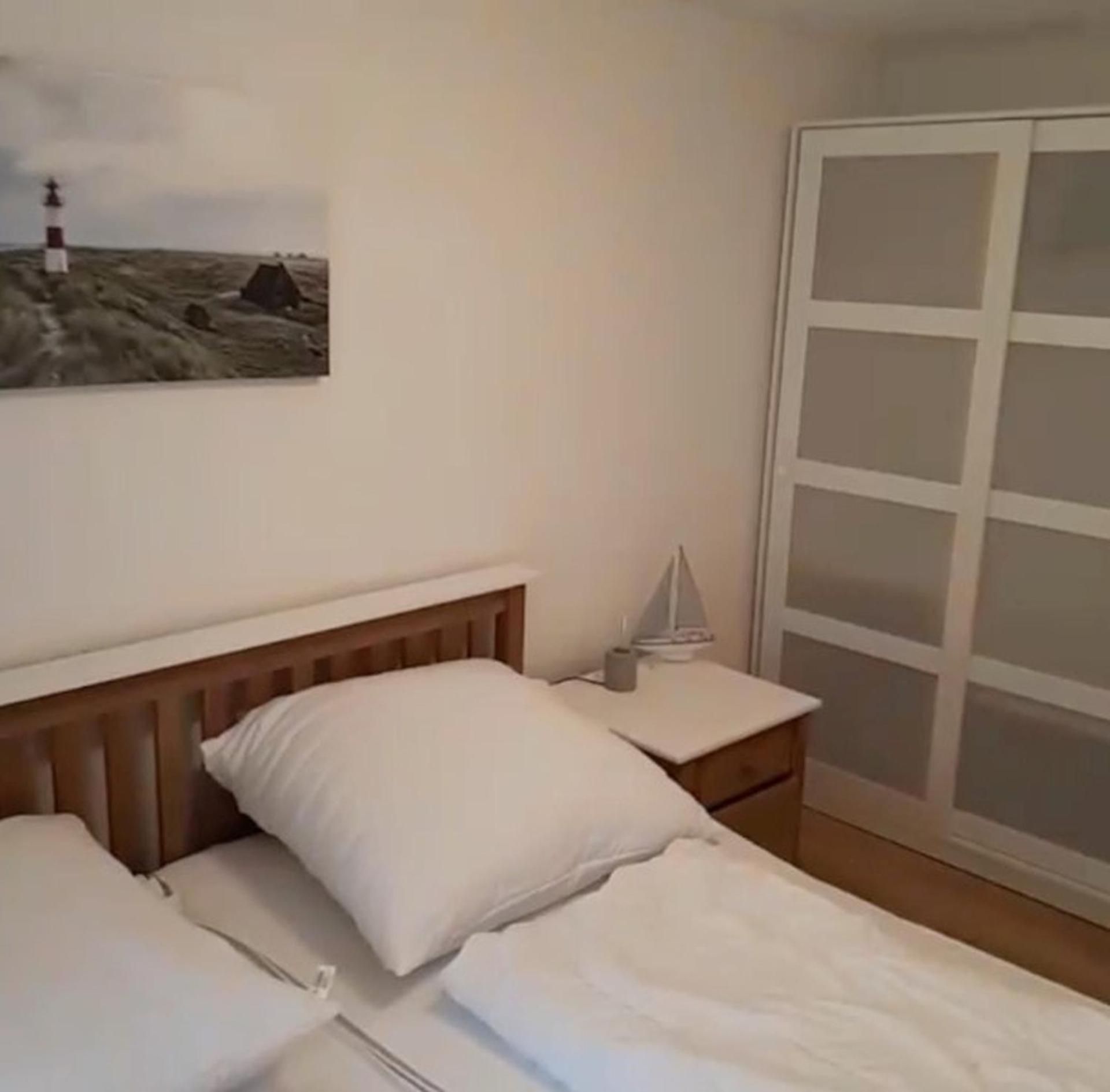 Nordseeküste am Deich mit schönem Garten