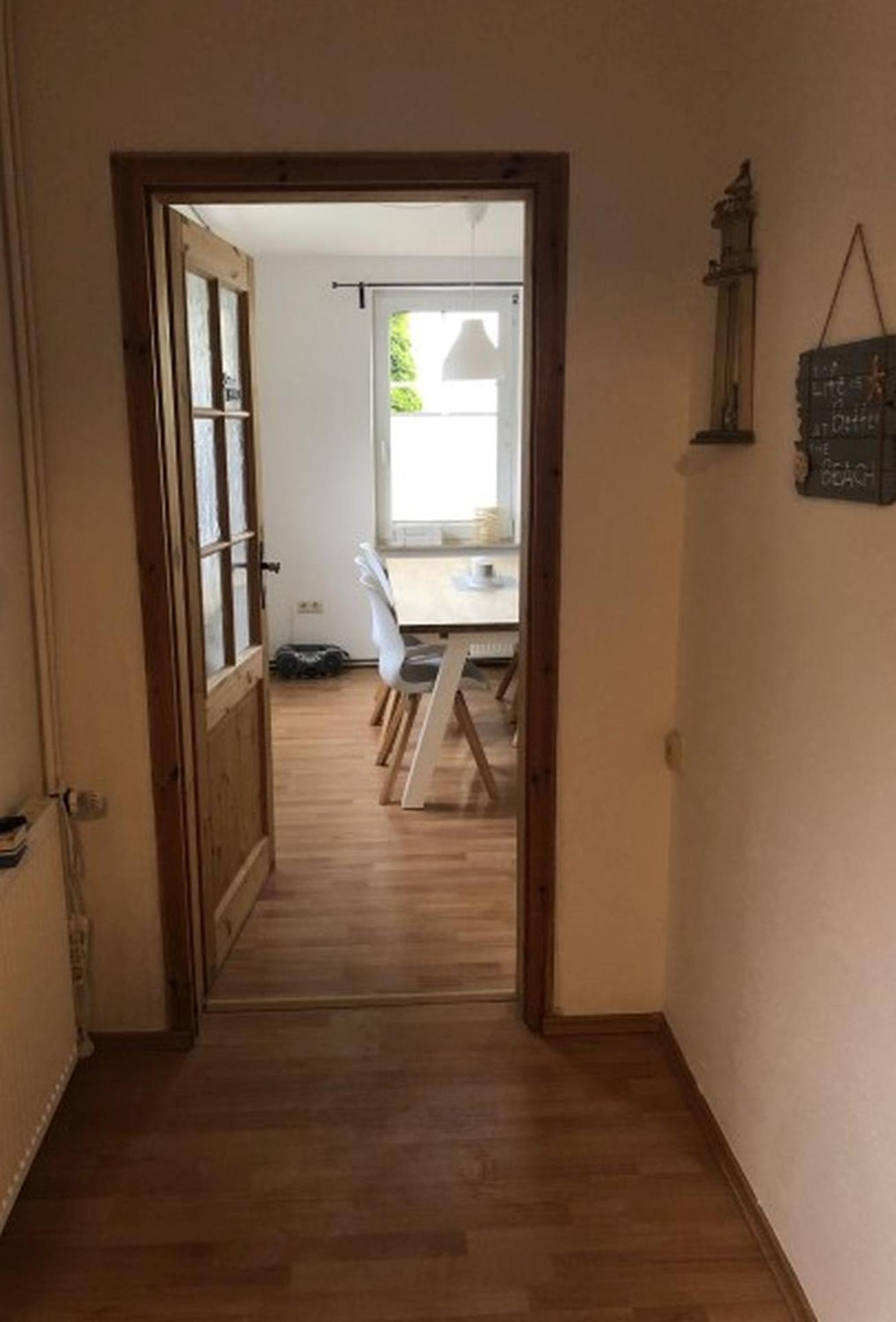 Nordseeküste am Deich mit schönem Garten