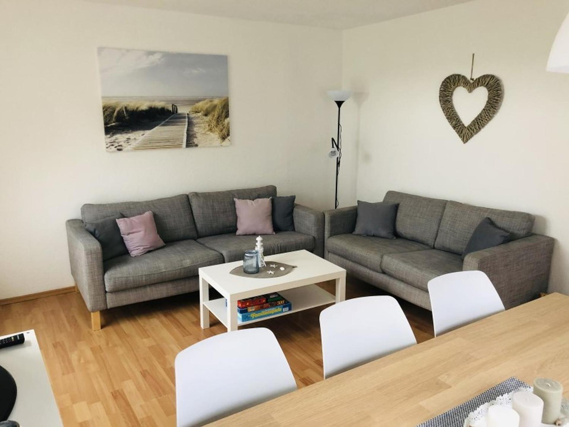 Nordseeküste am Deich mit schönem Garten