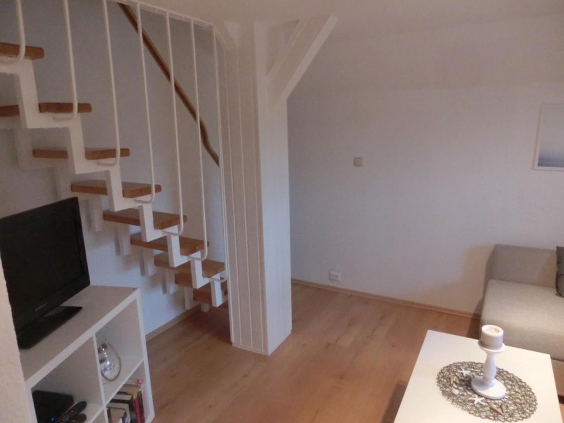 Nordseeküste am Deich mit schönem Garten