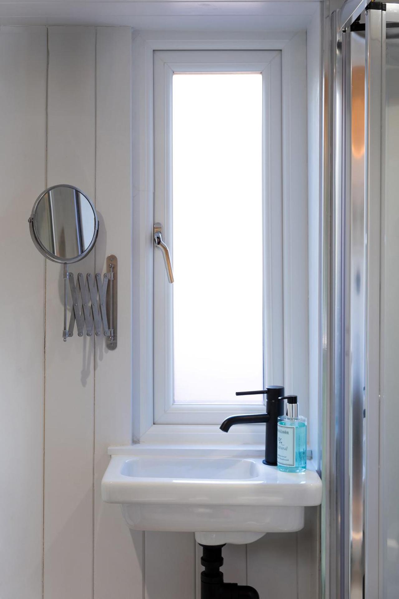 Deluxe Shepherds Hut