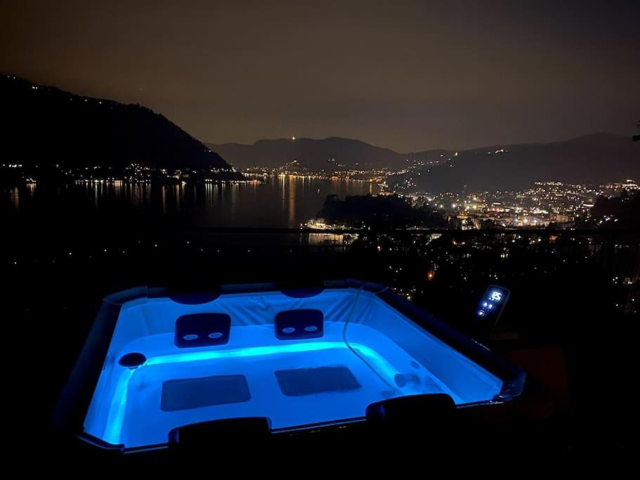 Villa amazing lake view with jacuzzi, private garden and gym