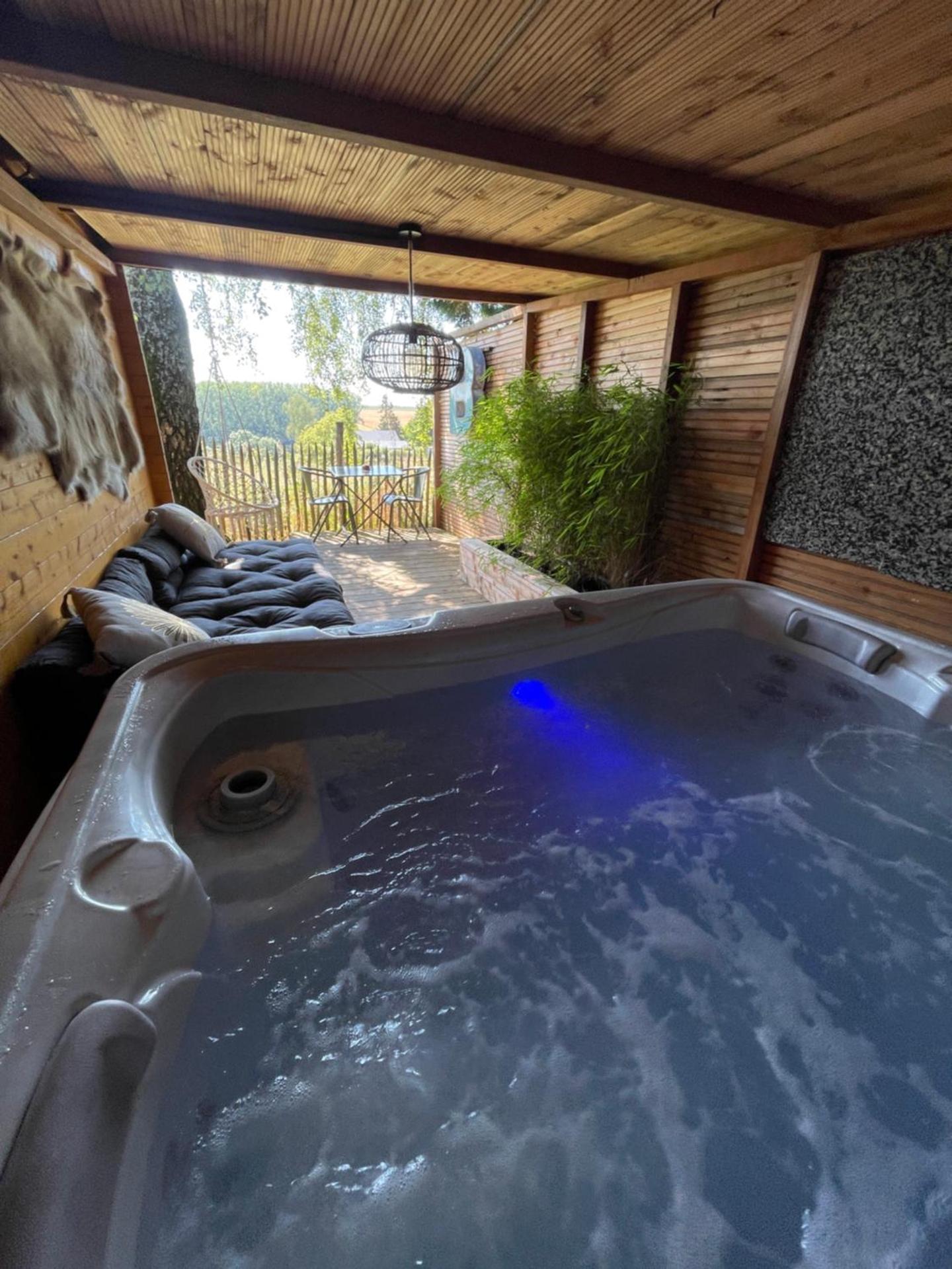 Cabane bien belge avec cinéma et jacuzzi