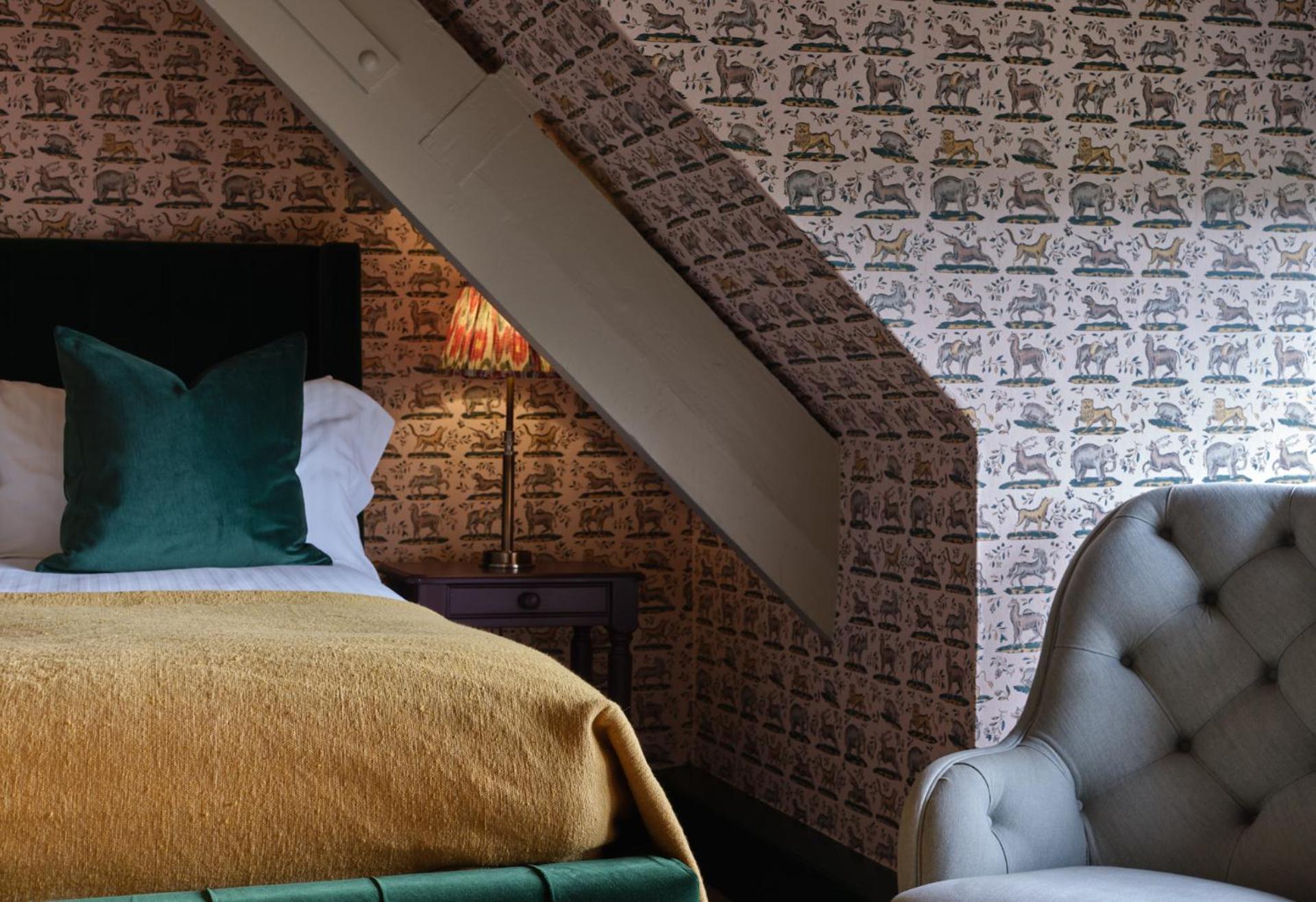 Double Room - Character