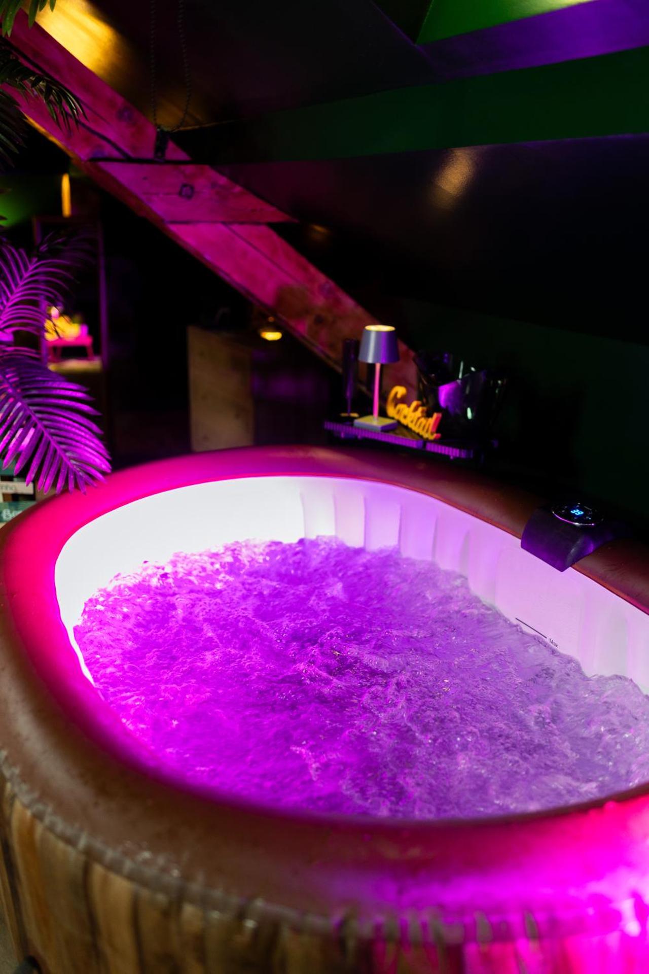 Dynasty Jungle Spa Jacuzzi