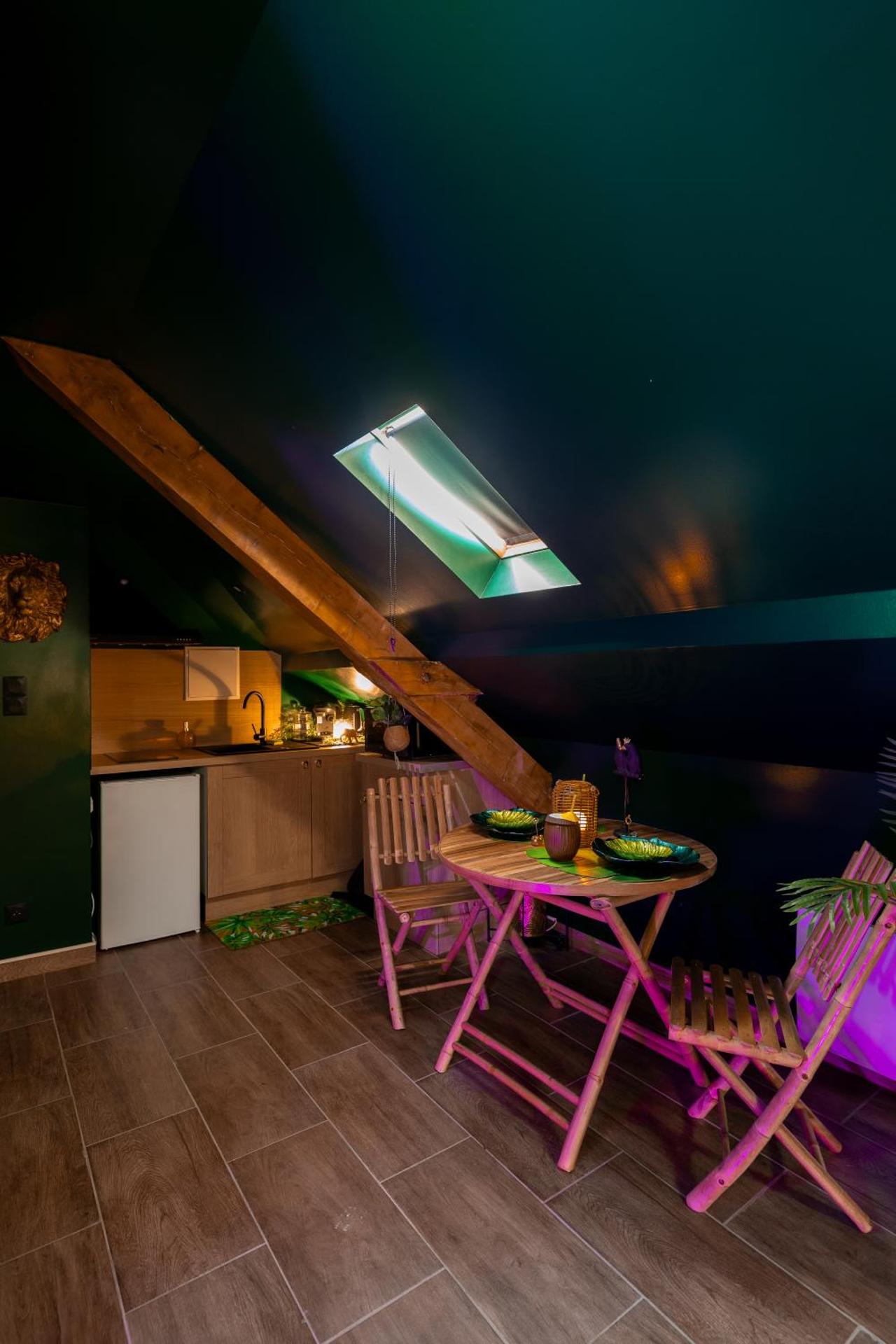 Dynasty Jungle Spa Jacuzzi