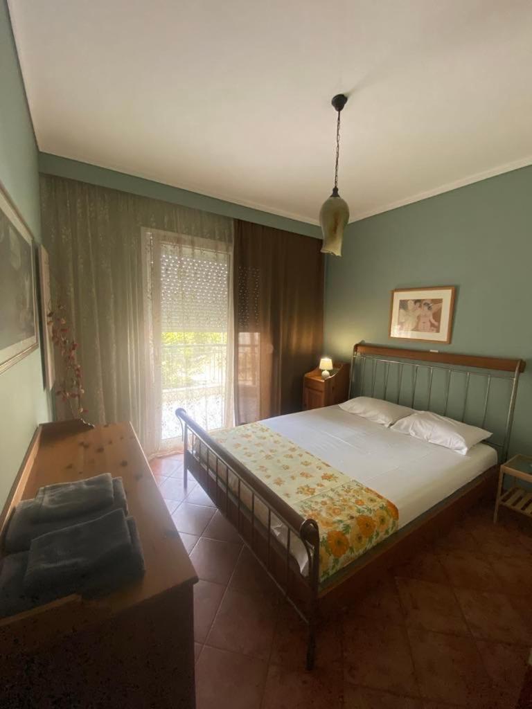 Όμορφο, άνετο ζεστά διακοσμημένο διαμέρισμα