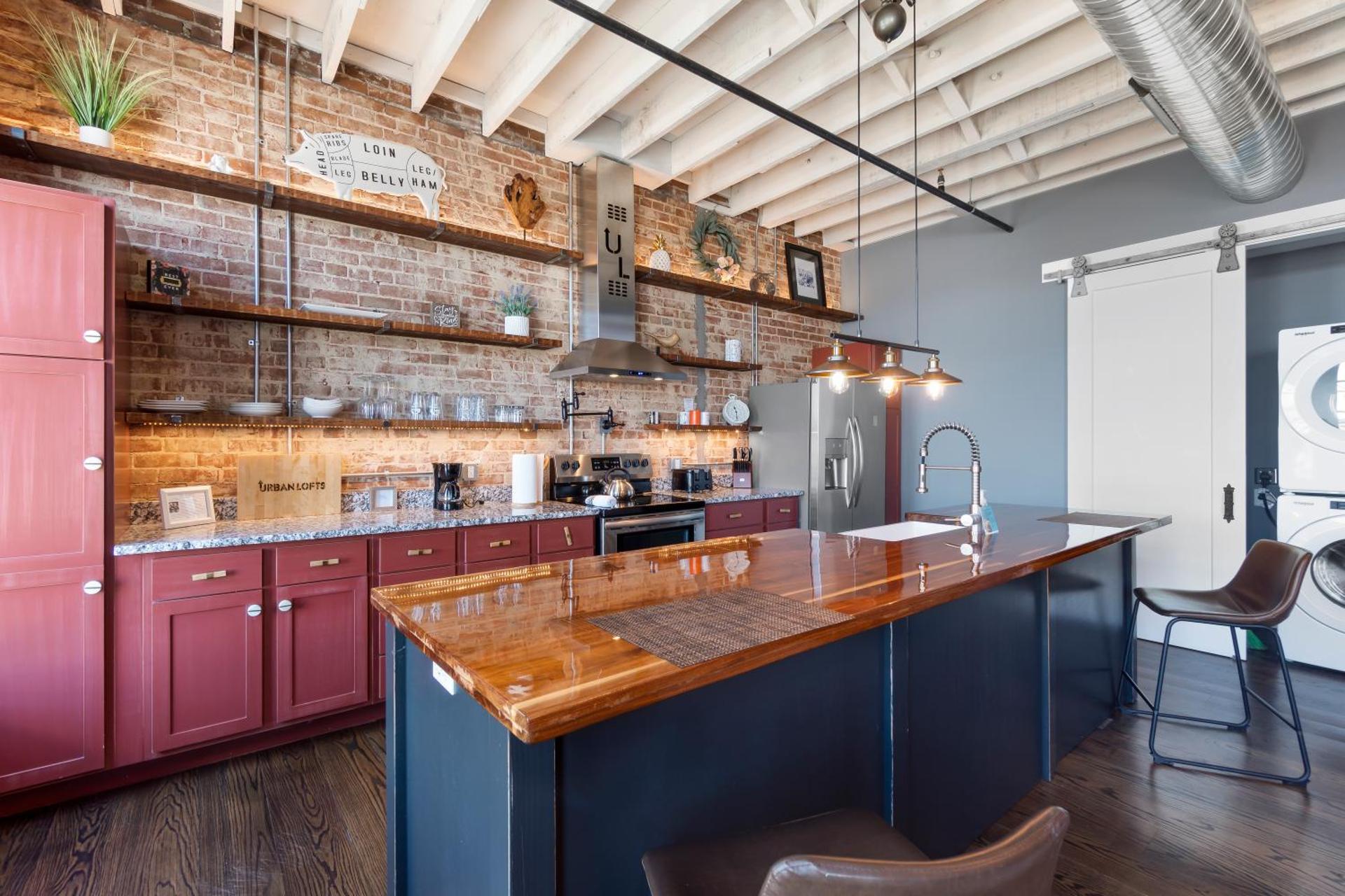 Downtown Urban Loft above Restaurant #7