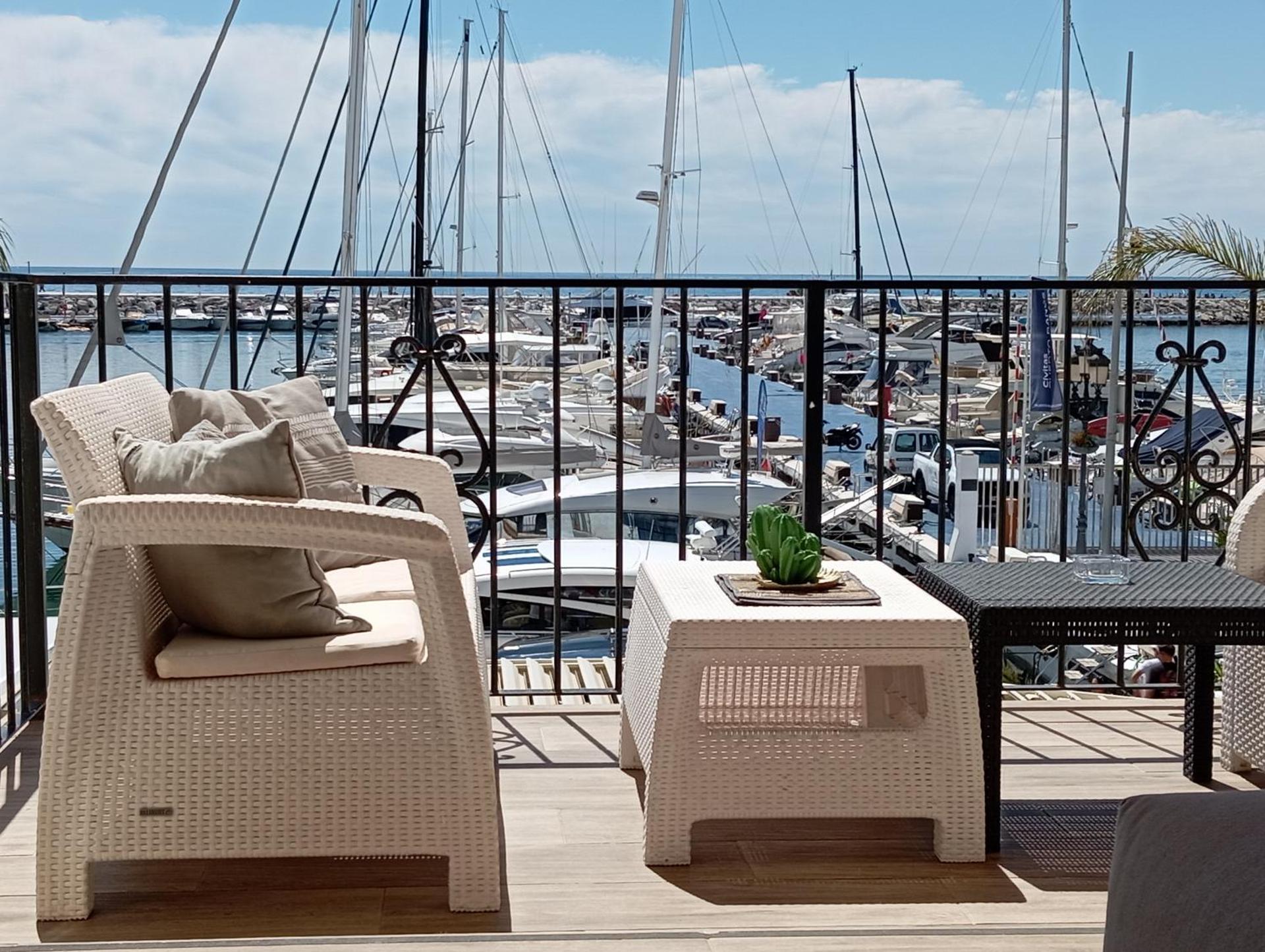 Sea front apartment in Puerto Banús