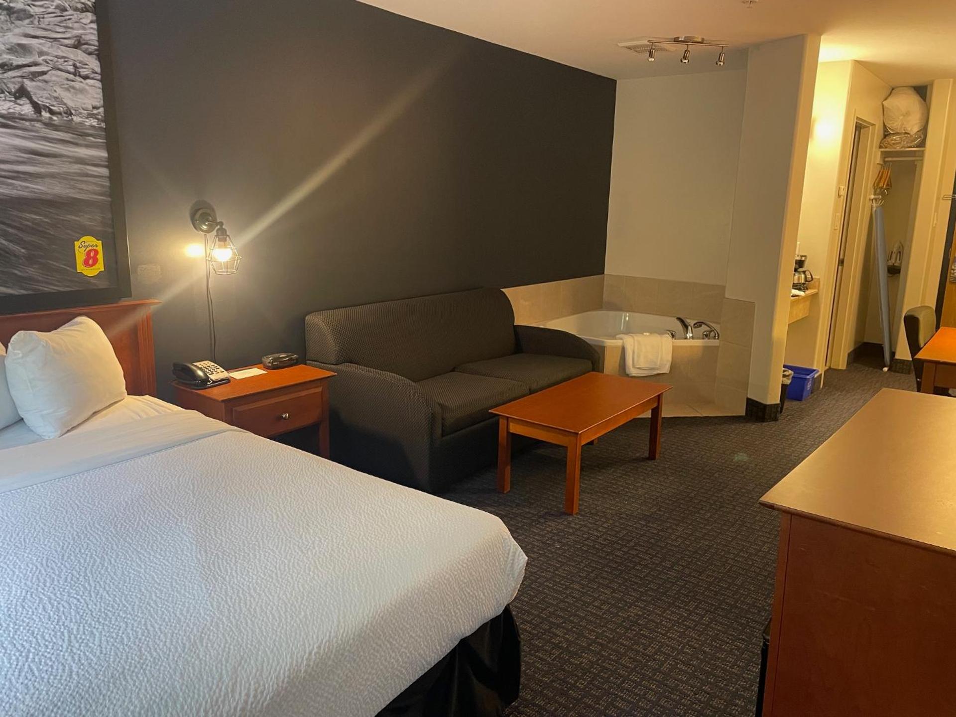 Deluxe King Suite with Spa Bath - Non-Smoking