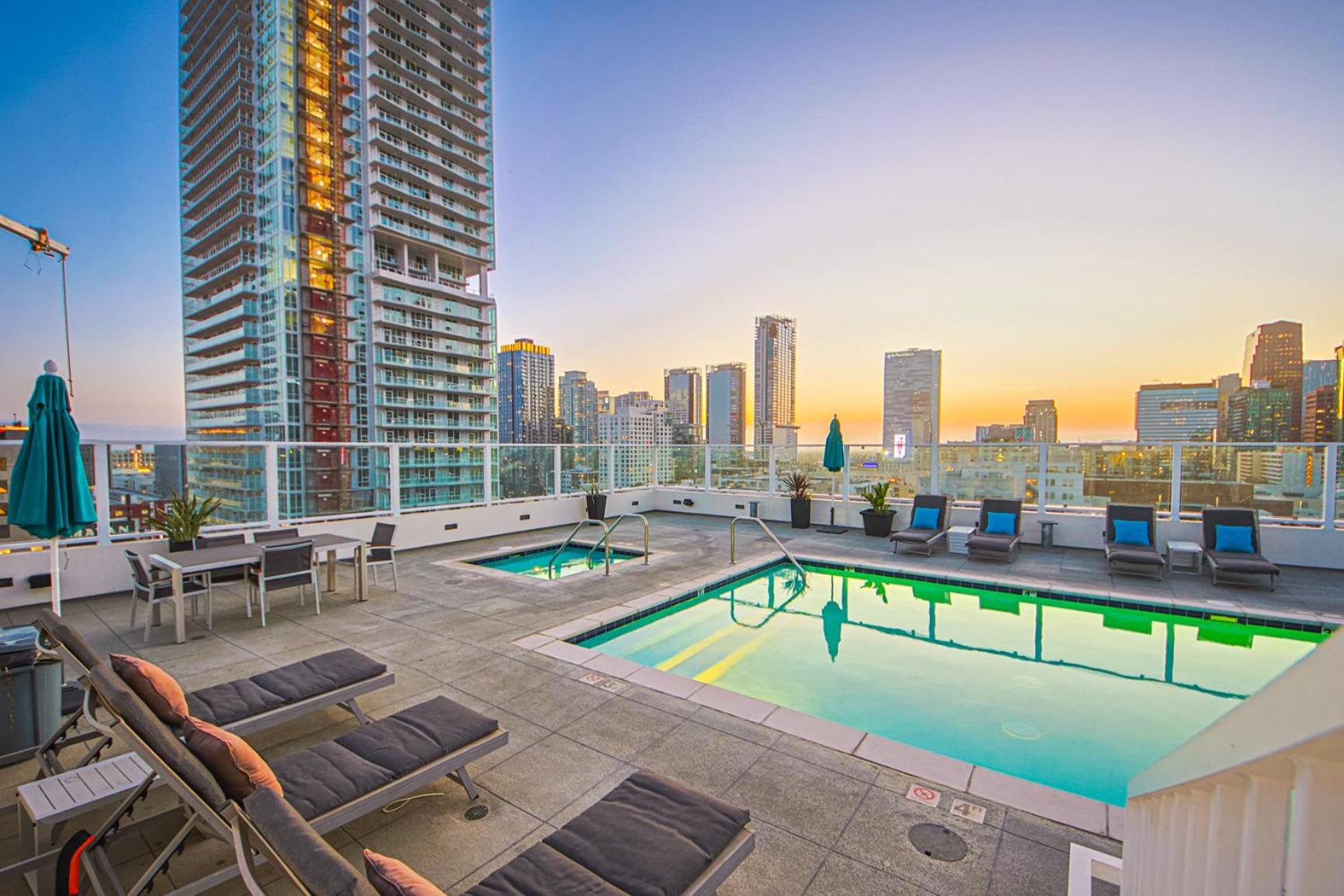Stunning 1 BDR 1 BTH Modern Loft with Pool, Jacuzzi in DTLA!