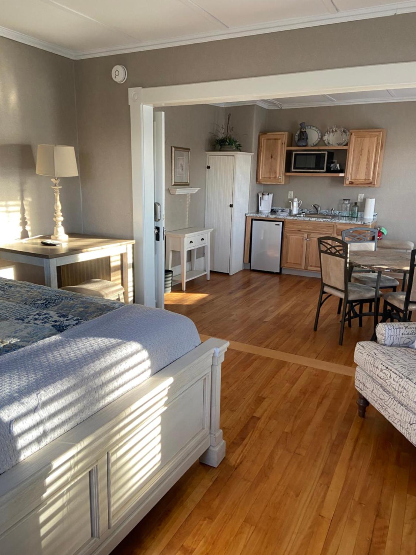 Tavern - The Blue Suite