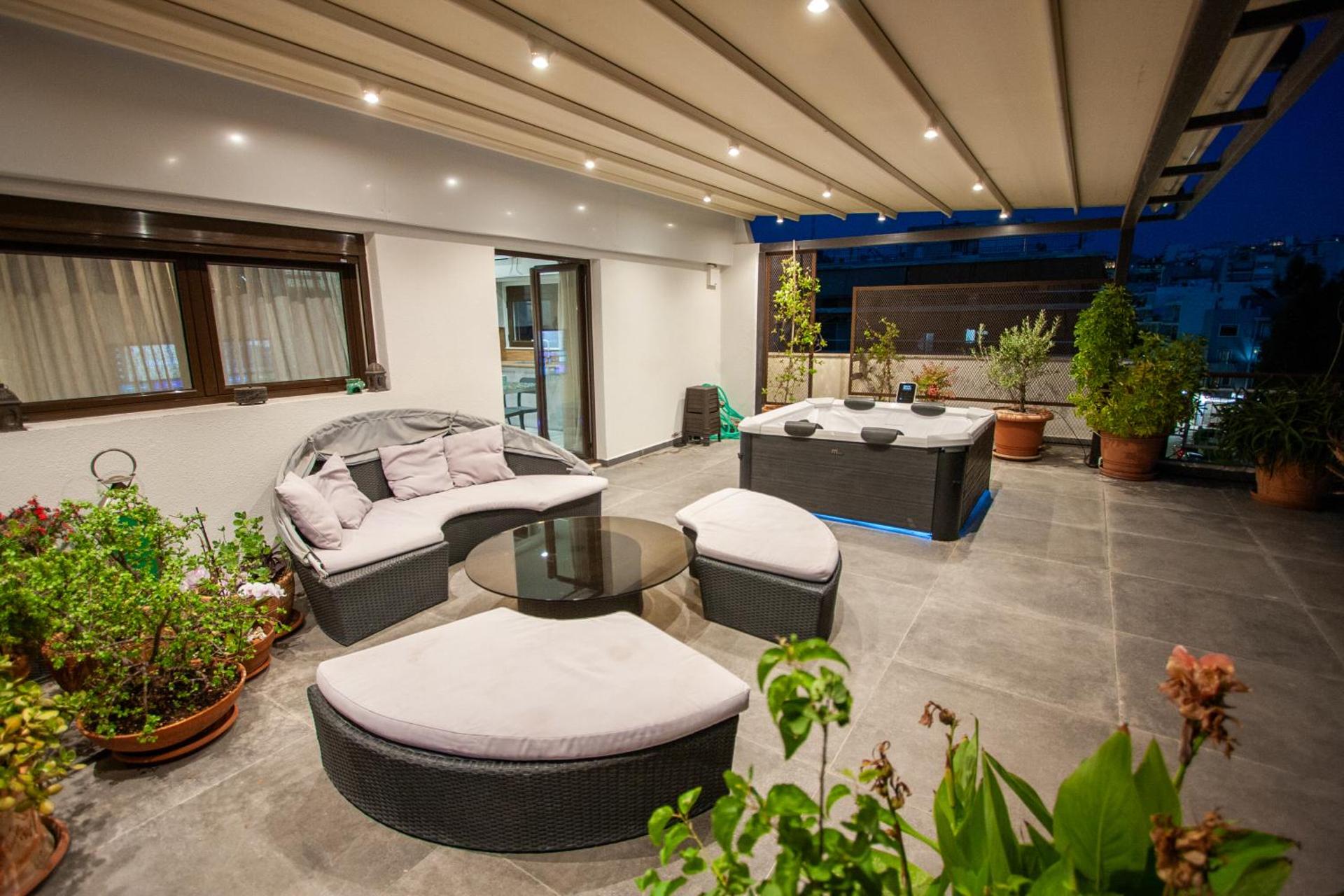 Cozy Penthouse next to Station