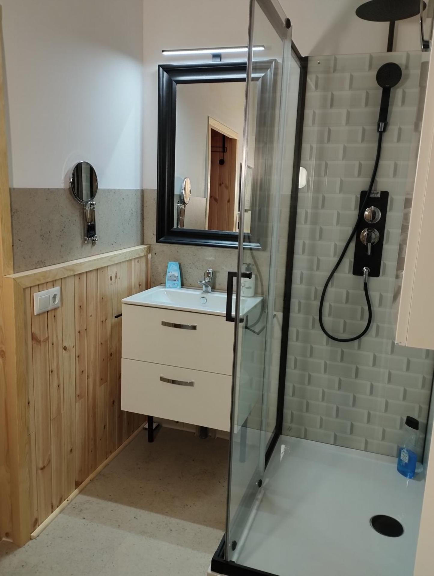 CHAMBRES D'HÔTES CHEZ CATHERINE A REUS chambre de Paris avec salle de bains privée