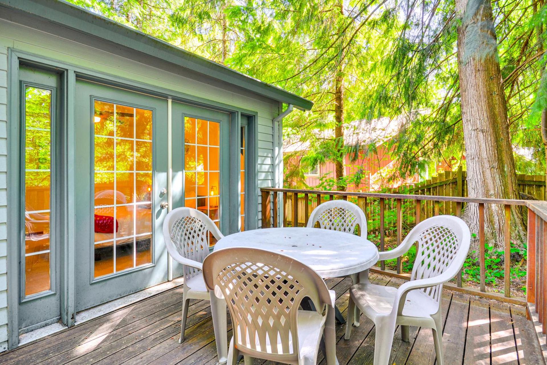 Rhododendron Retreat with Hot Tub Steps to River!