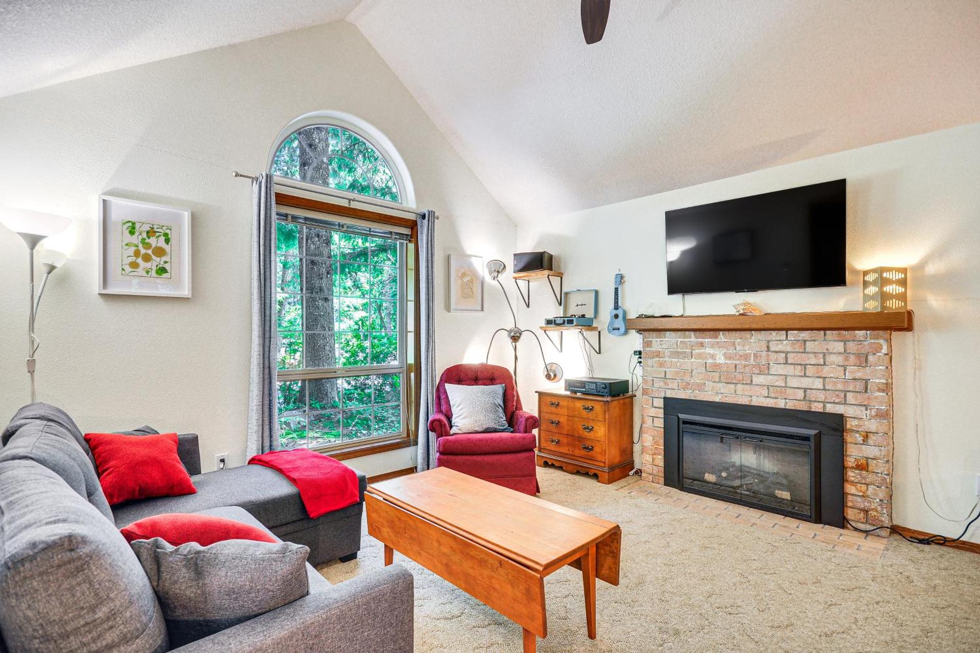 Rhododendron Retreat with Hot Tub Steps to River!