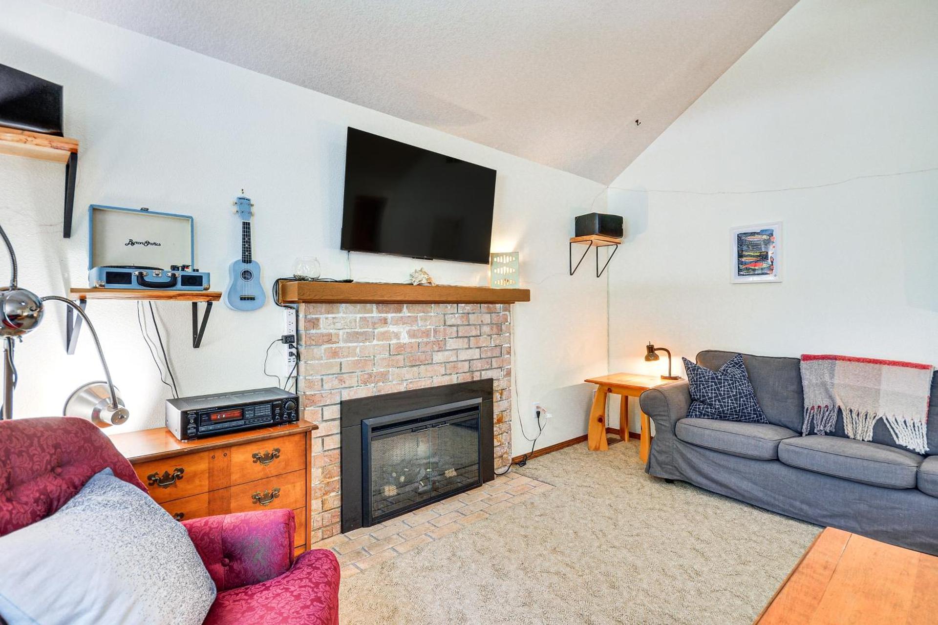 Rhododendron Retreat with Hot Tub Steps to River!