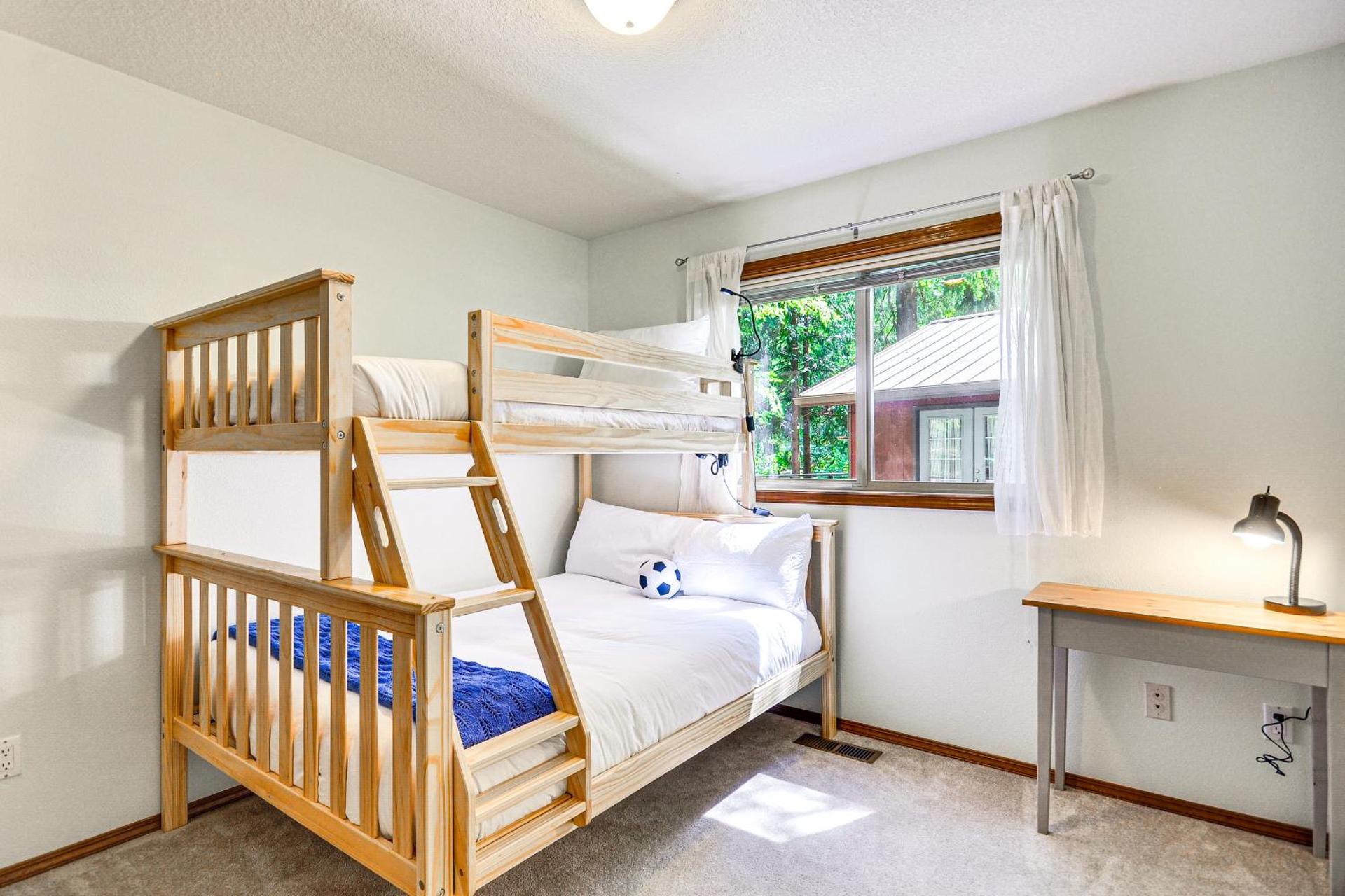 Rhododendron Retreat with Hot Tub Steps to River!