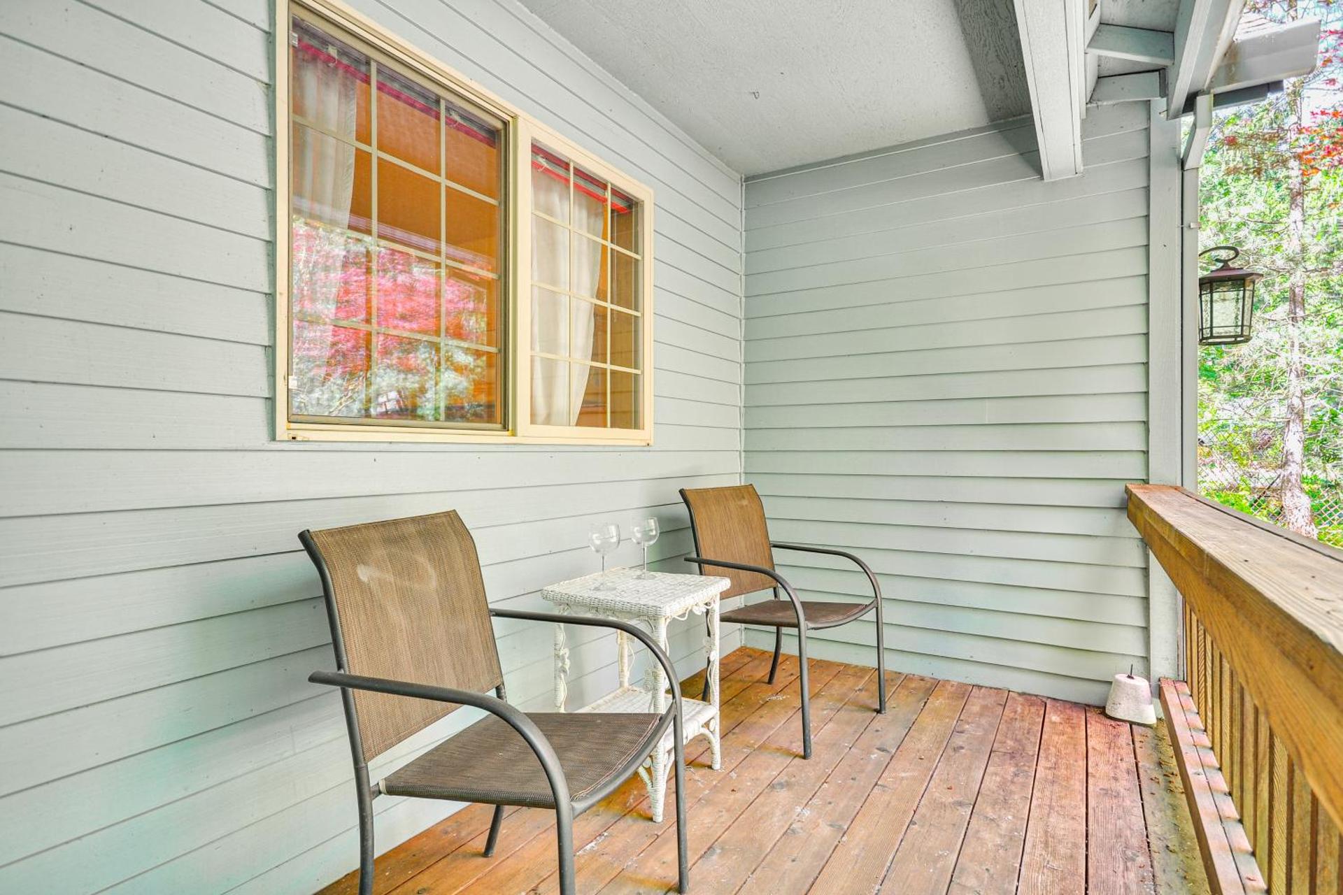 Rhododendron Retreat with Hot Tub Steps to River!