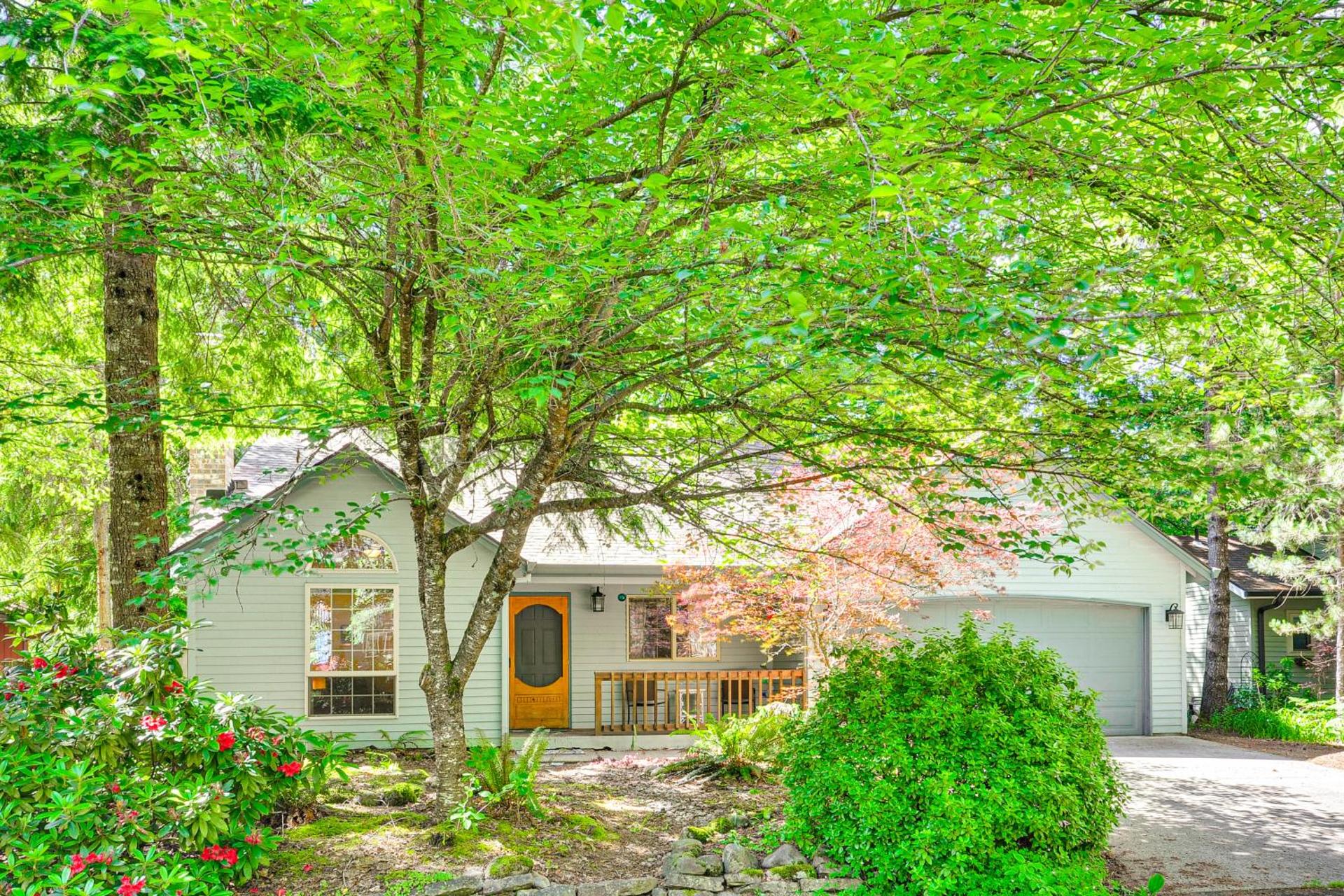 Rhododendron Retreat with Hot Tub Steps to River!