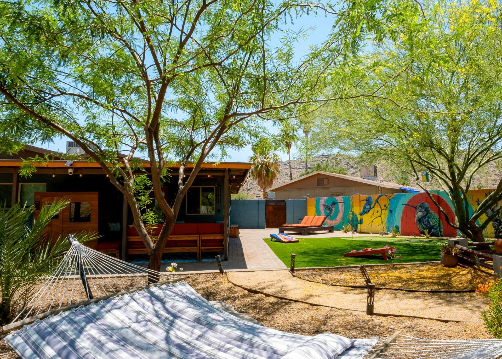 The Hummingbird House, Sauna & Mountain Views!
