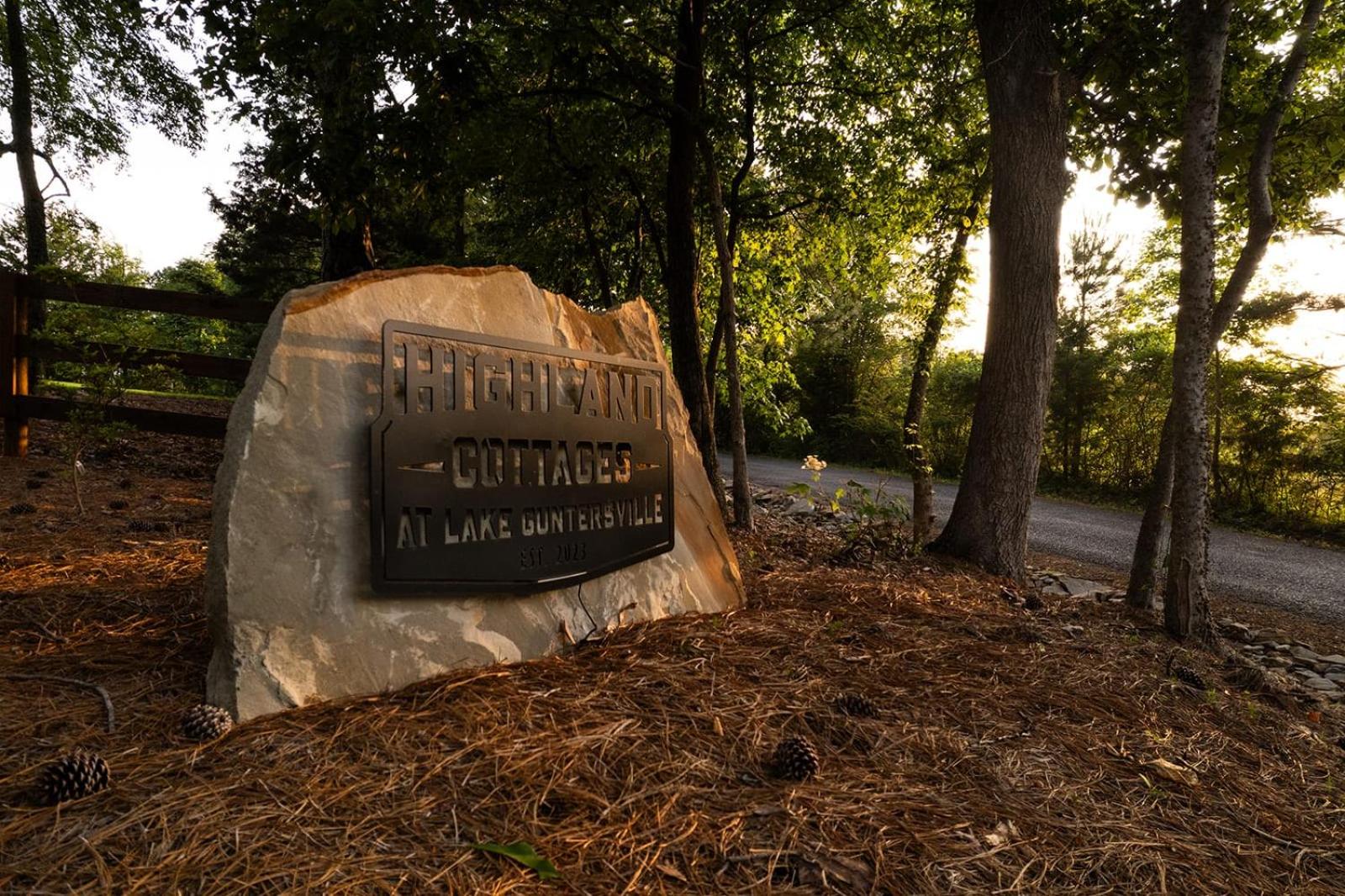 Glamping cabin with private deck and hot tub!