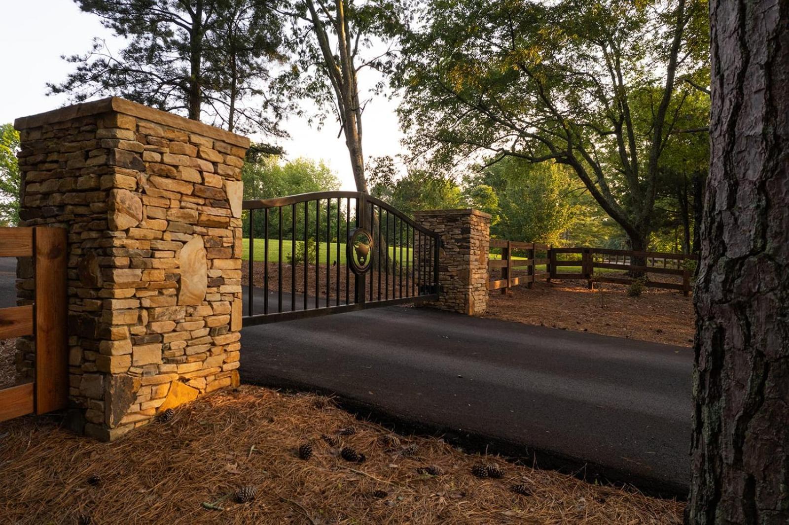 Glamping cottage with glass front and hot tub!