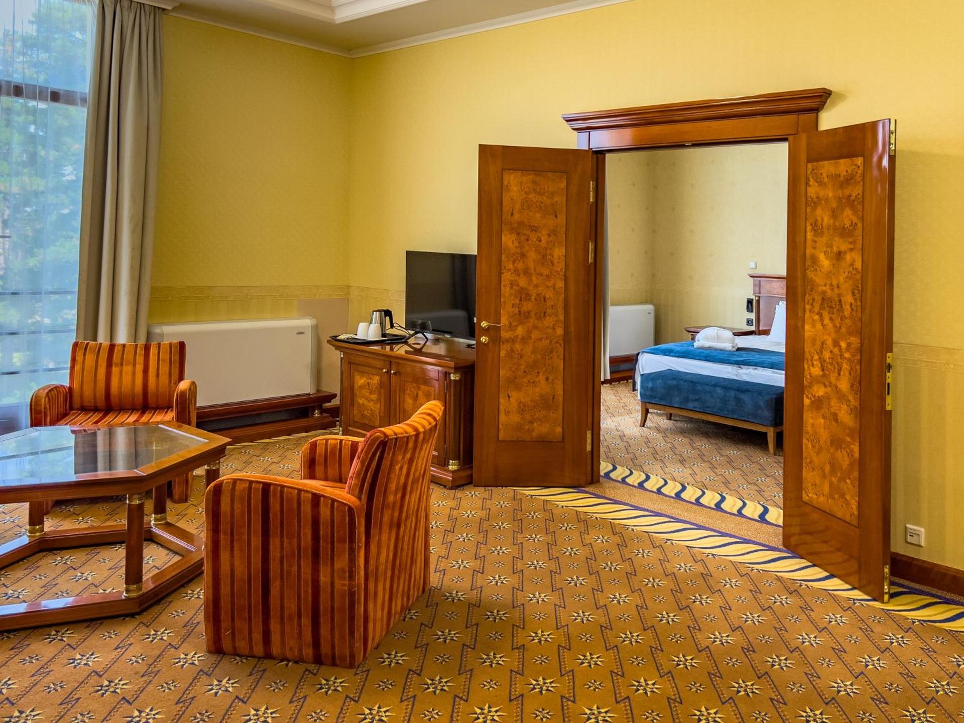 Communal lounge/ TV room