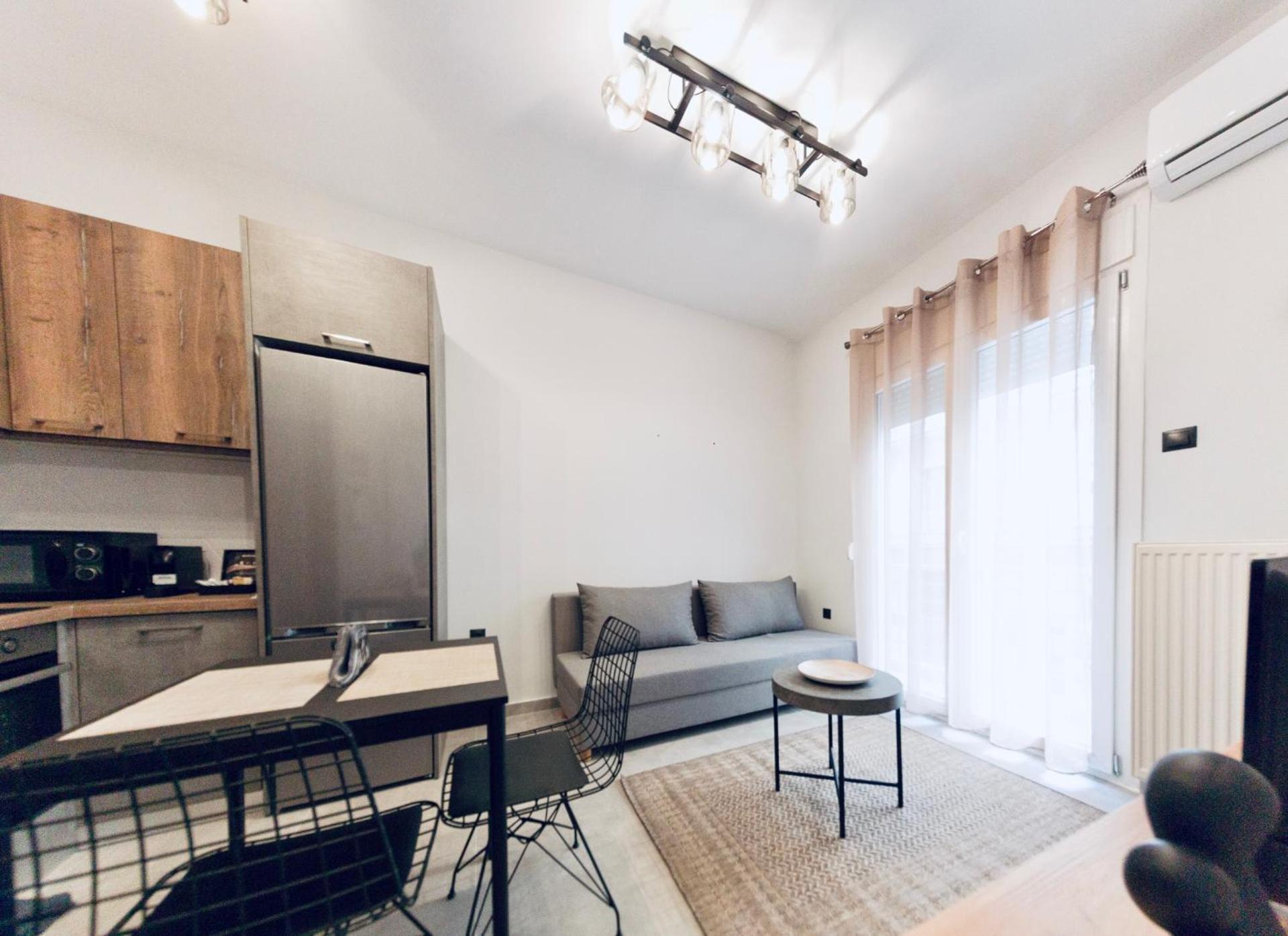 Studio antigonidon square