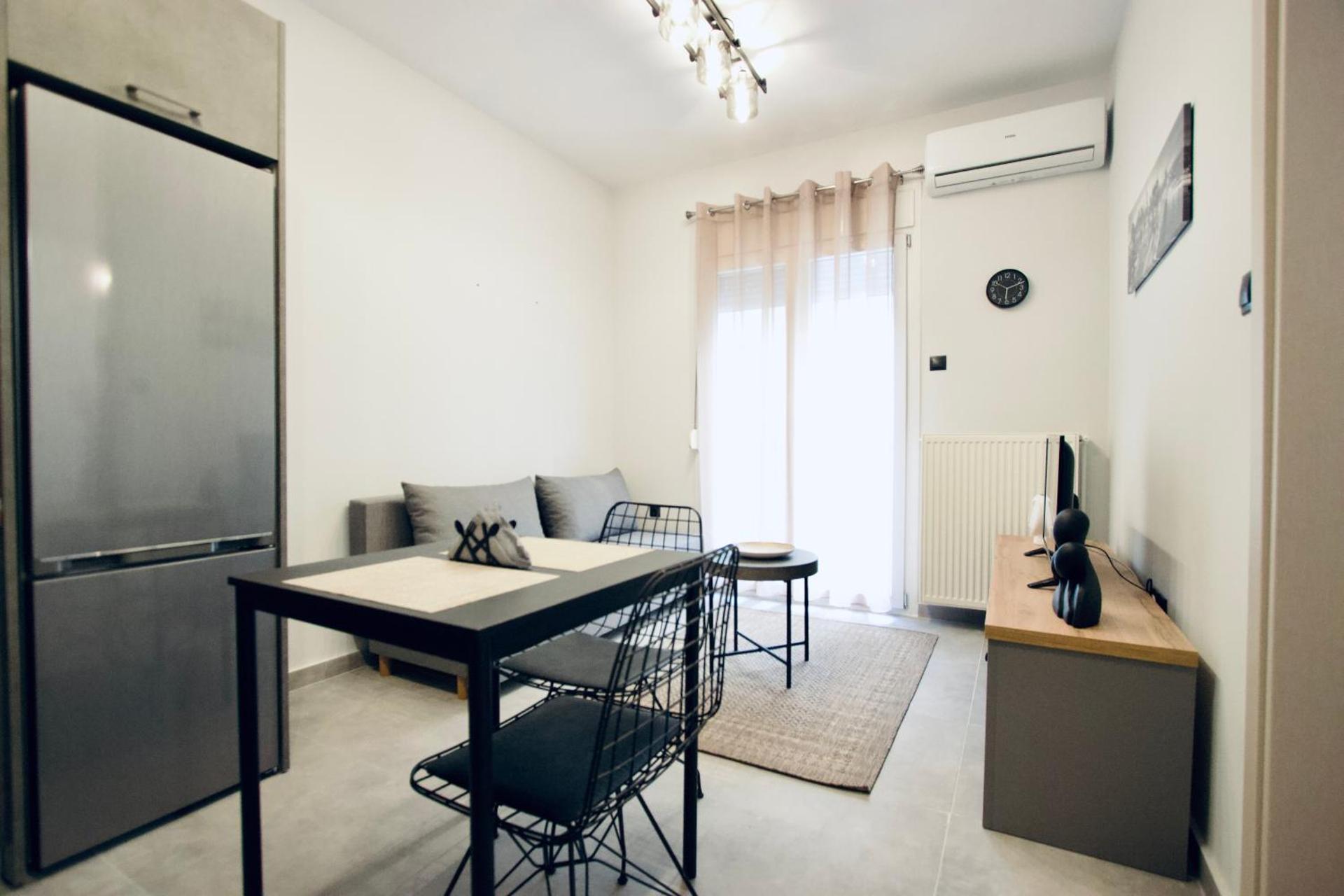 Studio antigonidon square