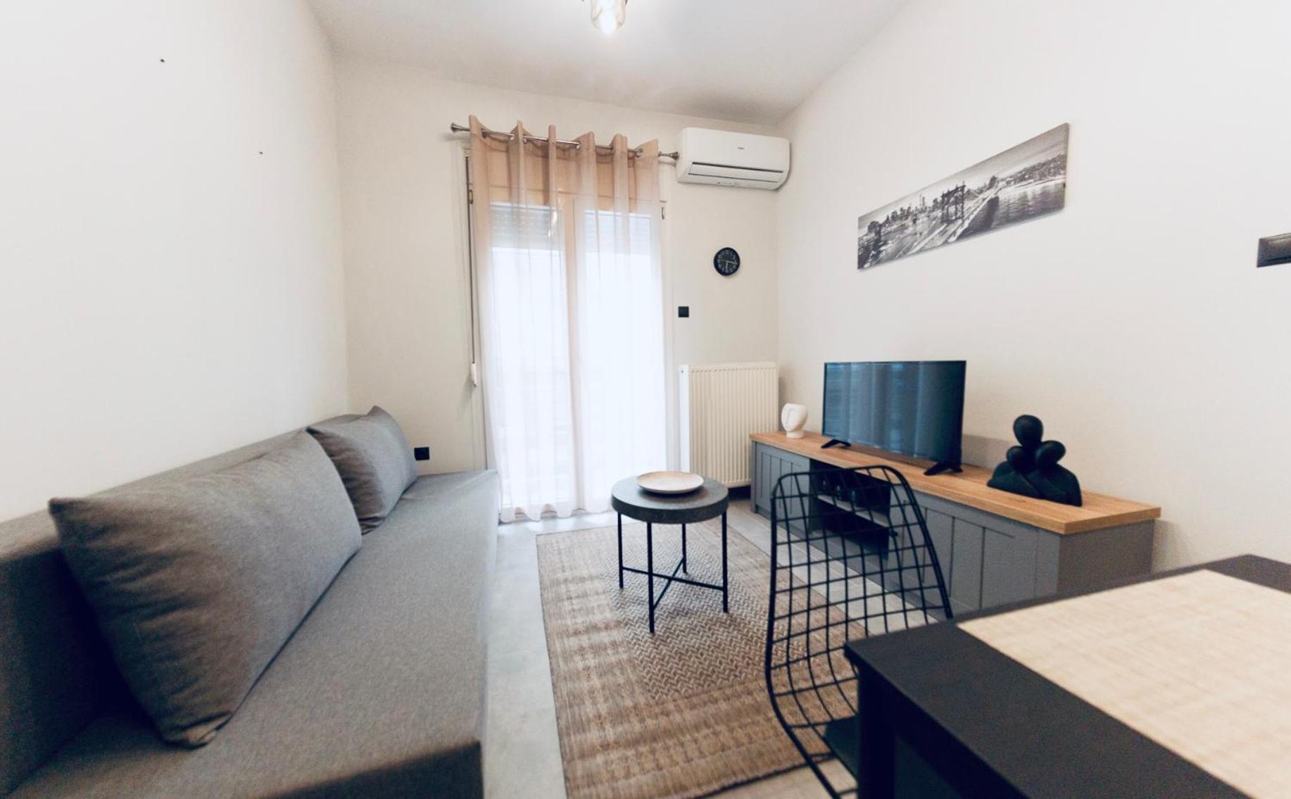 Studio antigonidon square