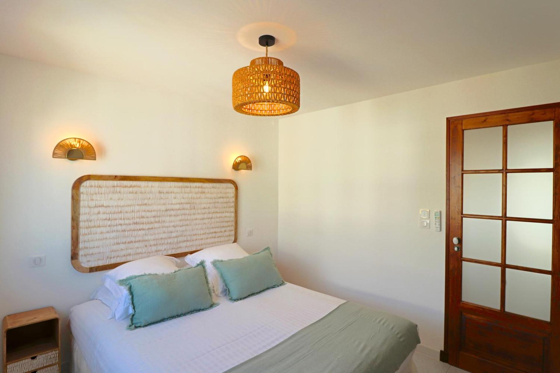 Rare! Oasis Btw Old Antibes & Beach