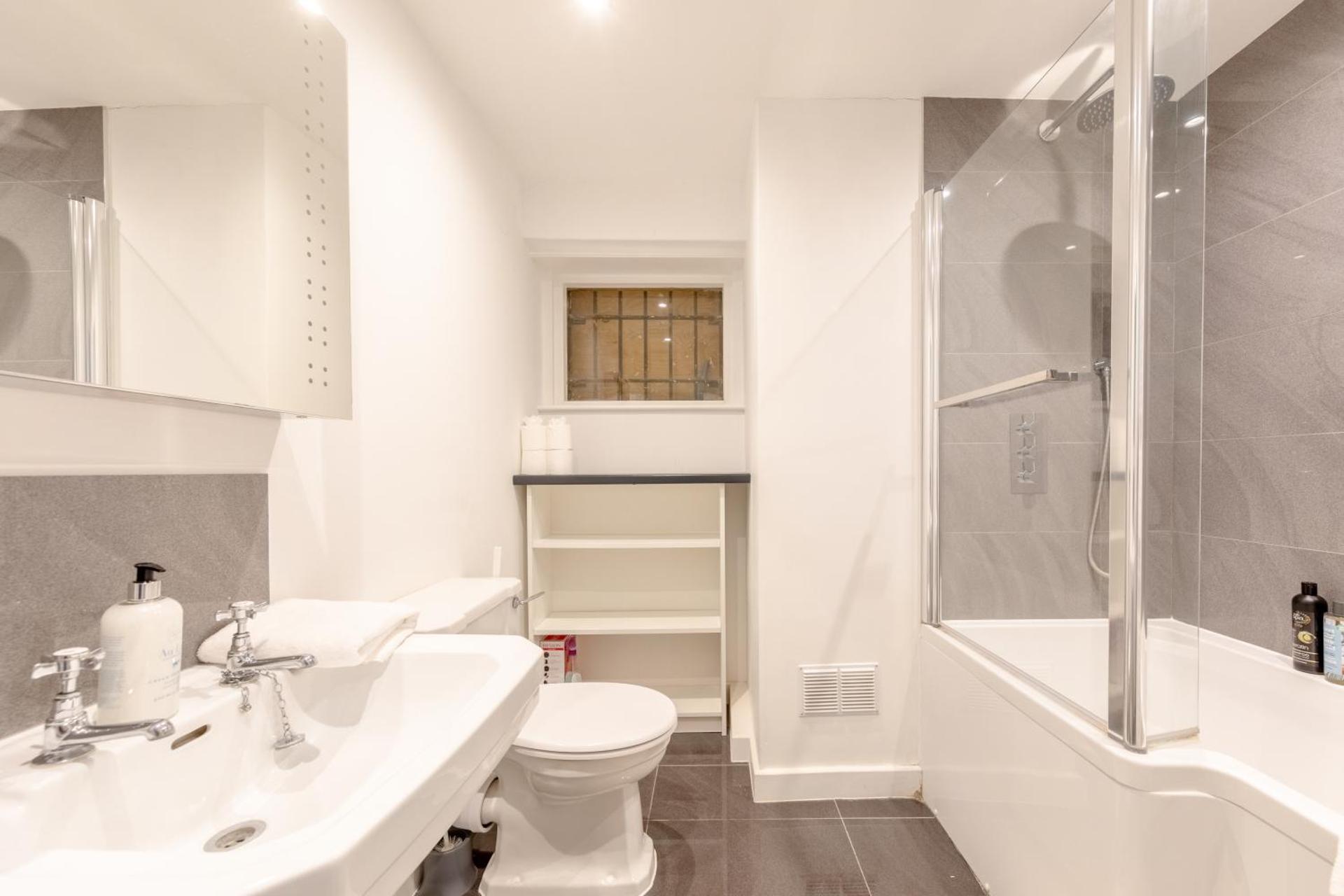 Beautifully Refurbished 2BD Flat- Clapham