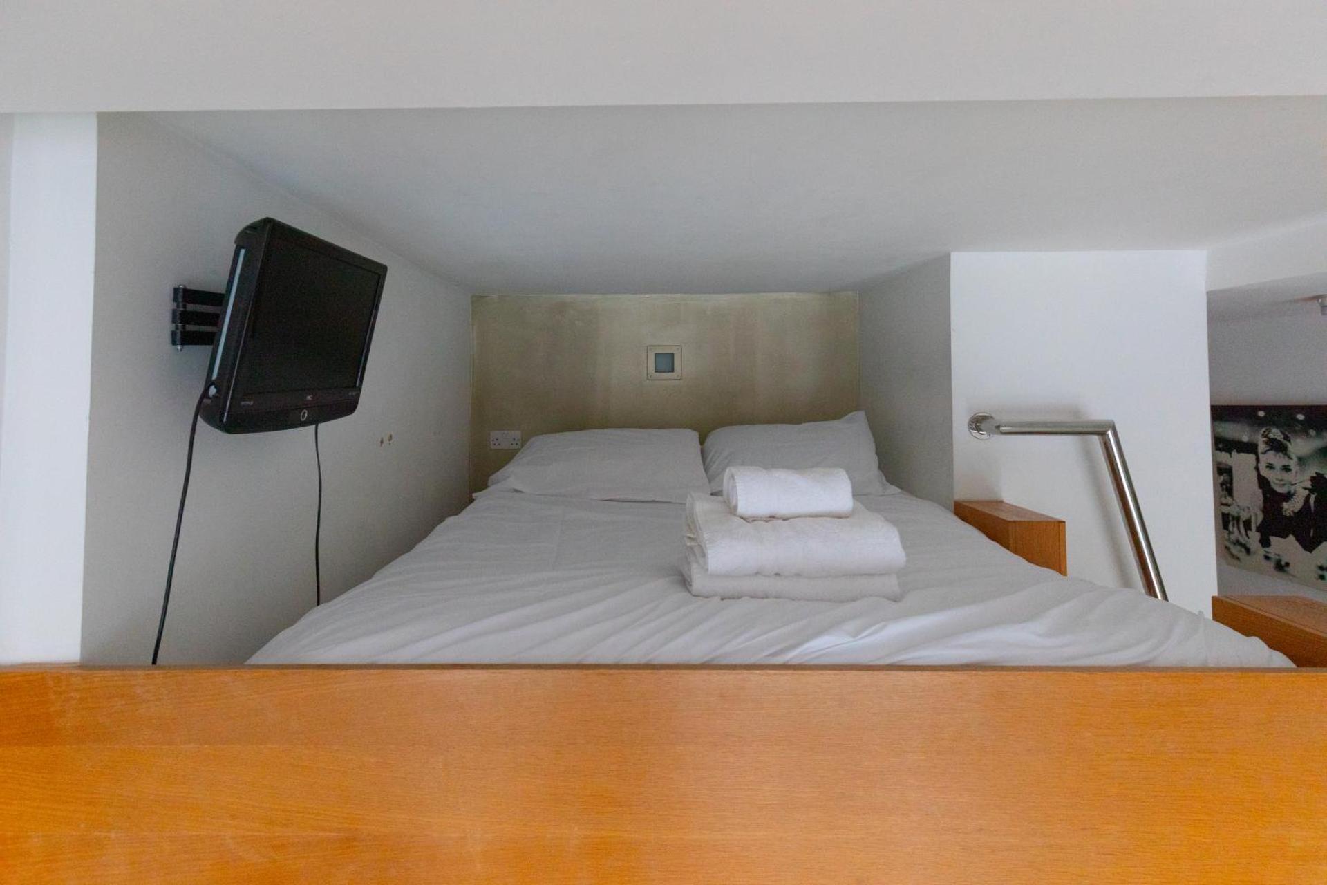 Minimal Studio with Views over Battersea Park