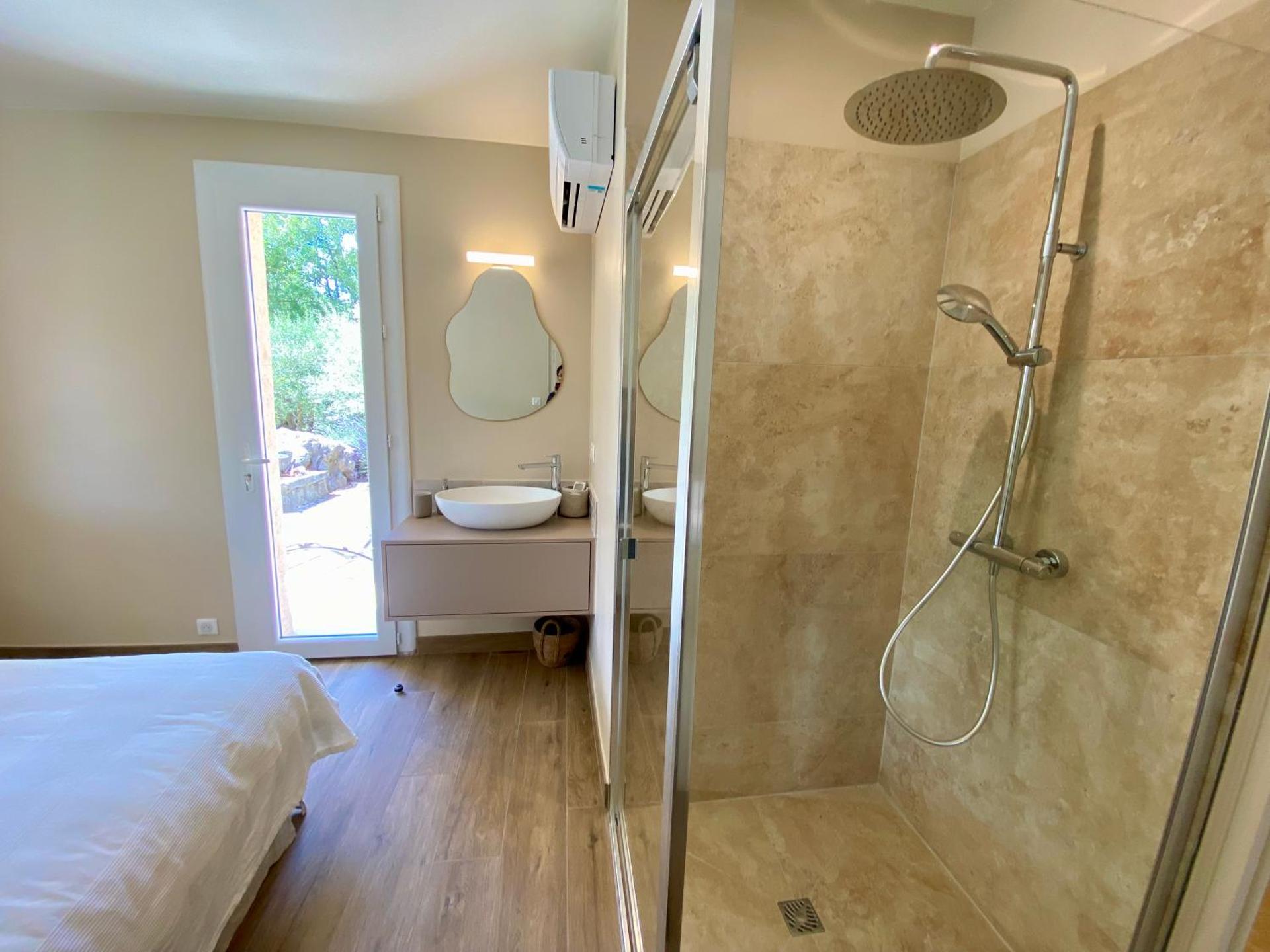 Maison pour 12p, piscine à débordement chauffée d'avril à octobre inclus