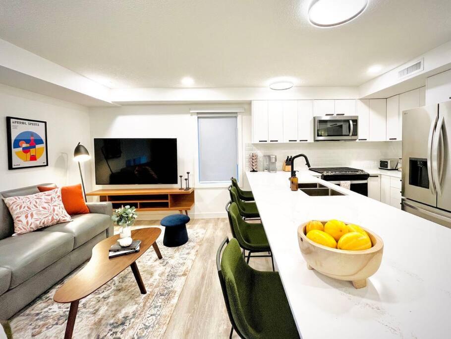 T201 Brand NEW Downtown Canmore 3BD & 2BT, BBQ, Free Parking