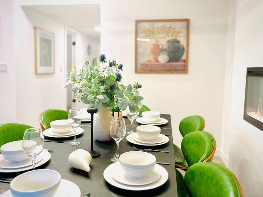 T201 Brand NEW Downtown Canmore 3BD & 2BT, BBQ, Free Parking