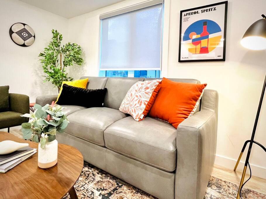 T201 Brand NEW Downtown Canmore 3BD & 2BT, BBQ, Free Parking