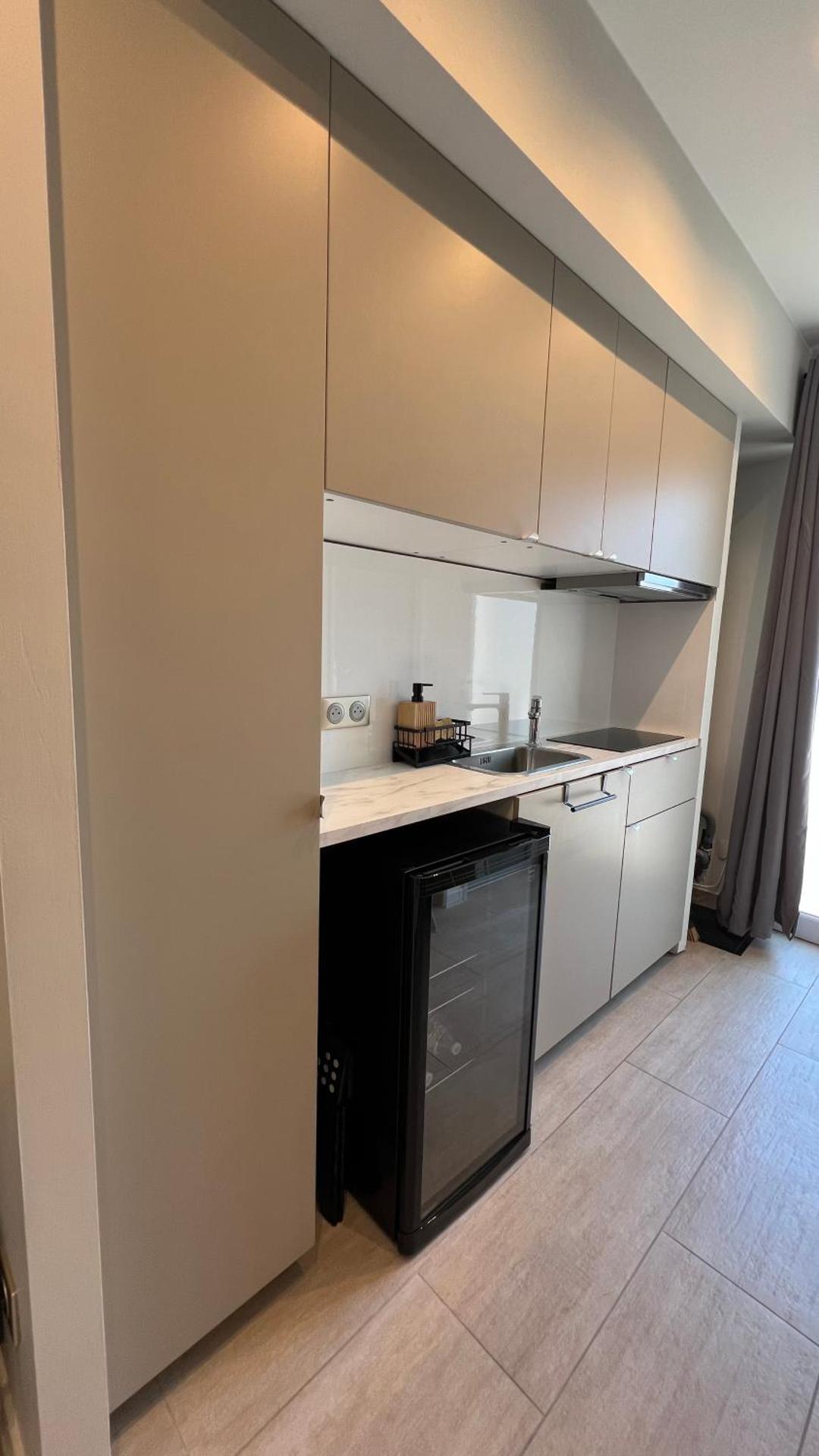 Studio piscine partagée parking securisé