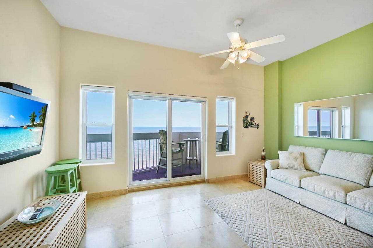 Oceanside Escape with 3 Bedrooms Spectacular Ocean View and Pool