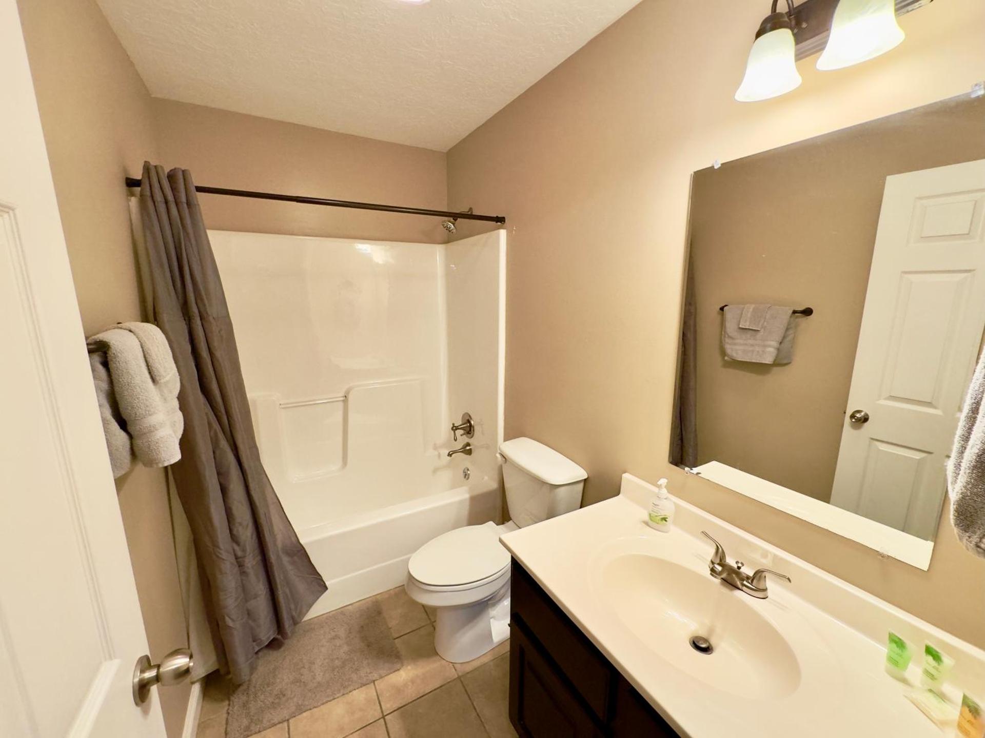 Peaceful Townhouse Near Lake