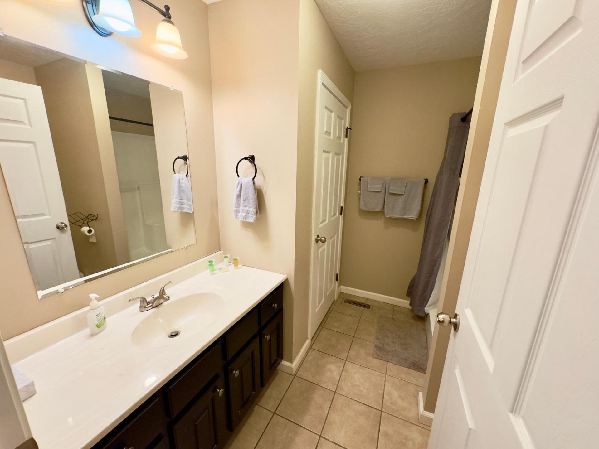 Peaceful Townhouse Near Lake