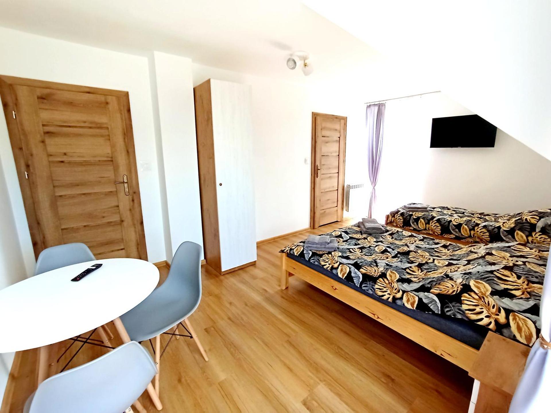 POKOJE NA CYPELKU NAD 5 JEZIORAMi